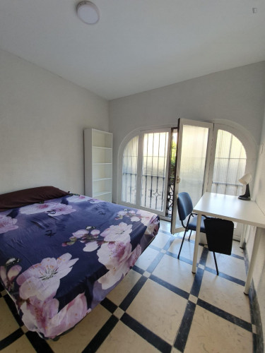 Double bedroom near Puerta de Elvira