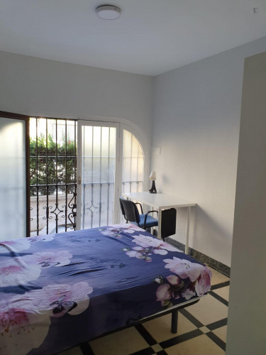 Double bedroom near Puerta de Elvira