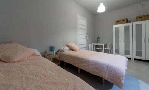Really cool twin ensuite bedroom near the Joaquín Sorolla train station