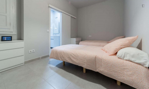Really cool twin ensuite bedroom near the Joaquín Sorolla train station