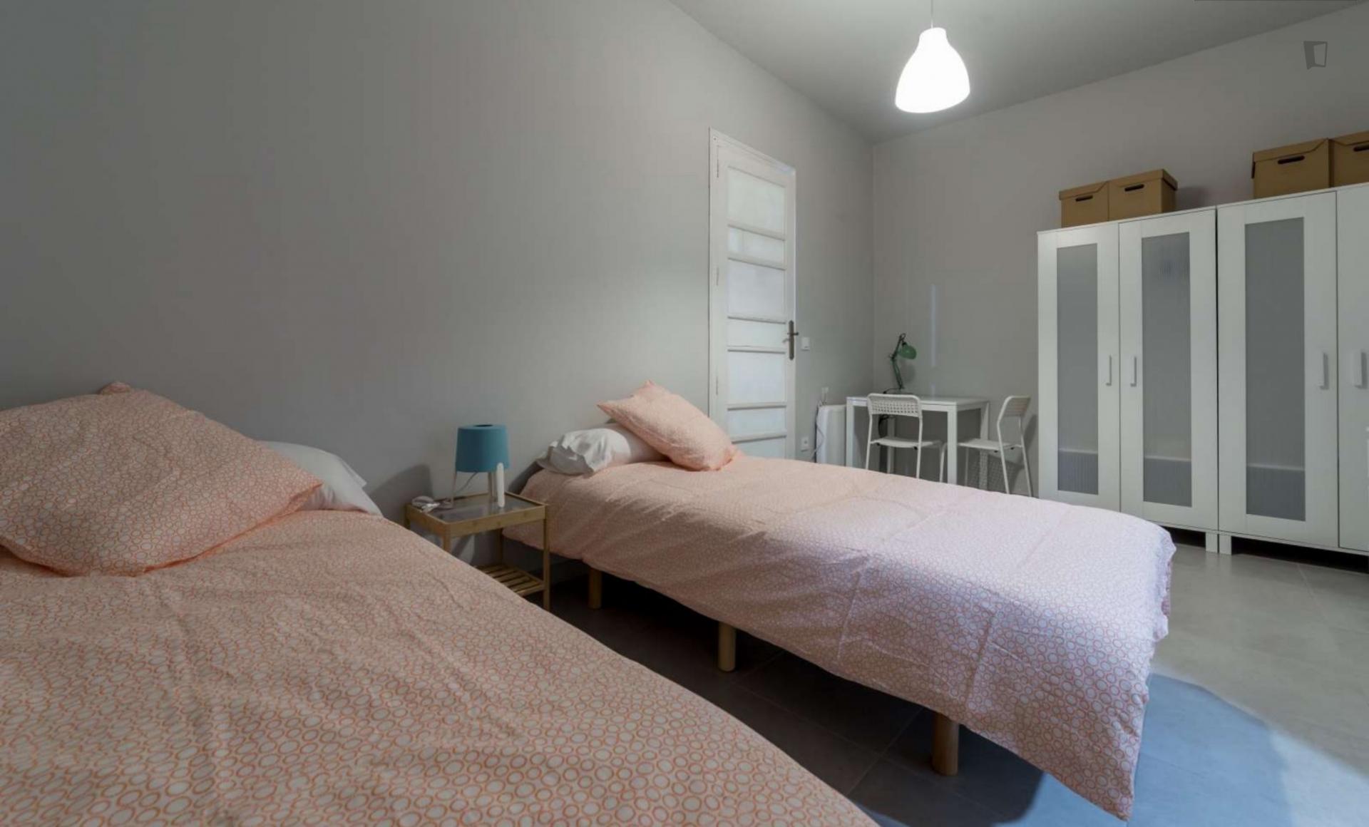 Really Cool Twin Ensuite Bedroom Near The Joaquín Sorolla Train Station - Really cool twin ensuite bedroom near the Joaquín Sorolla train station - Gallery - 1