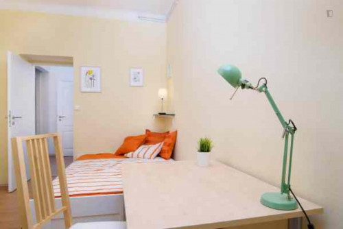 Charismatic double bedroom in well-linked Holešovice