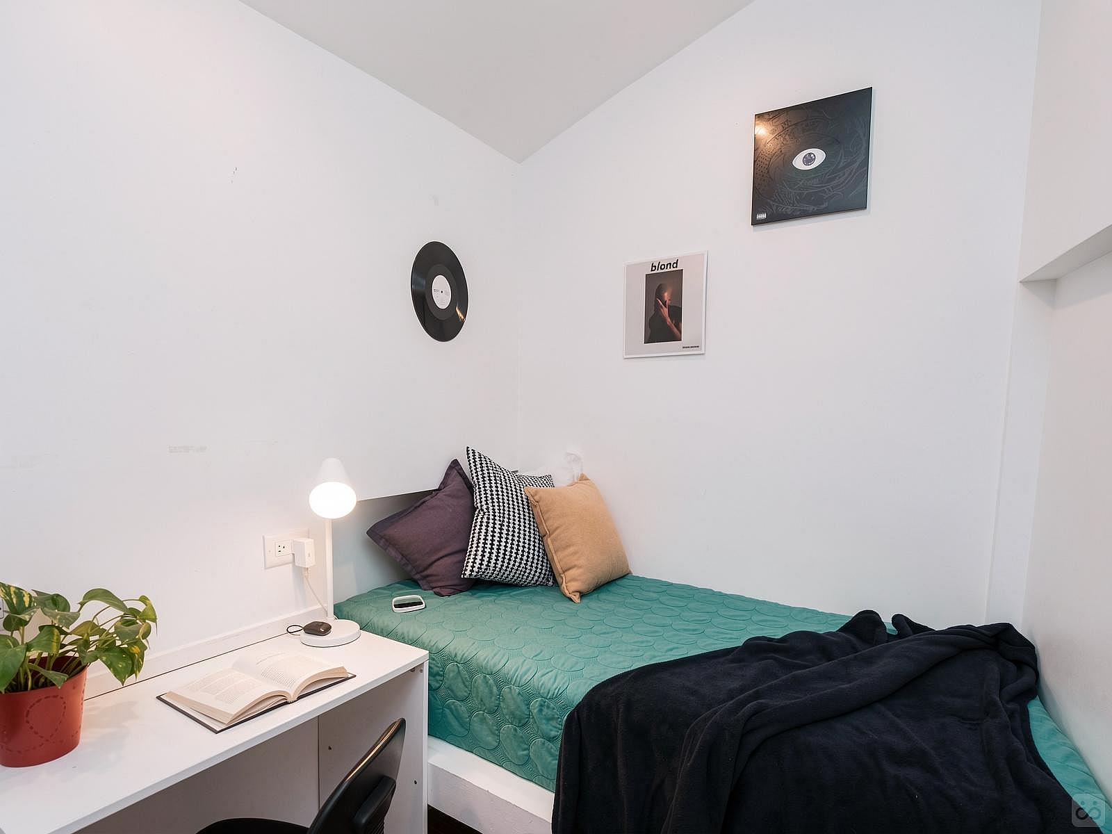Francis Bedroom - Trendy Style Residence w/ Coworking + Outdoor Area Apartment - Gallery - 2
