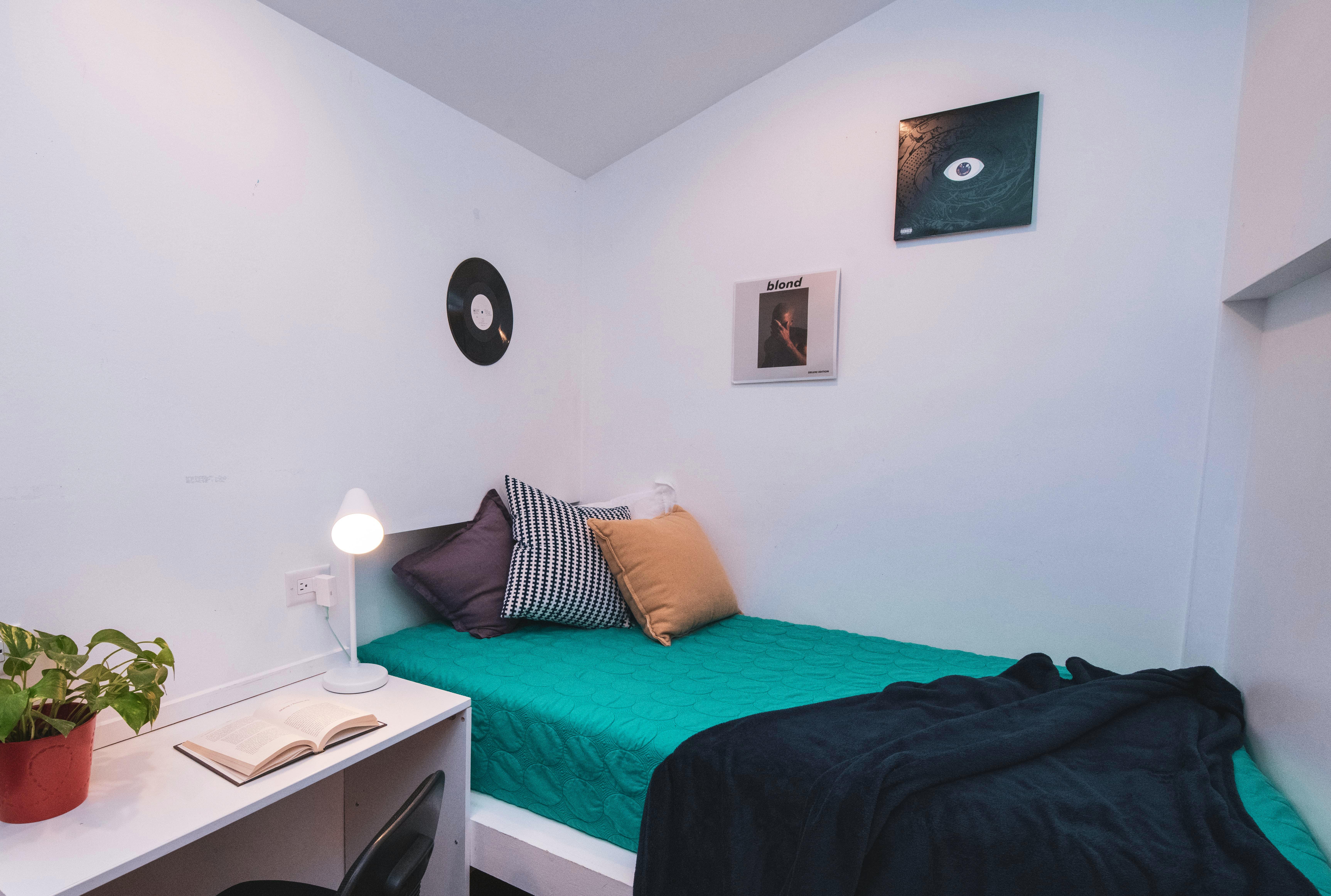 Francis Bedroom - Trendy Style Residence w/ Coworking + Outdoor Area Apartment - Gallery - 14