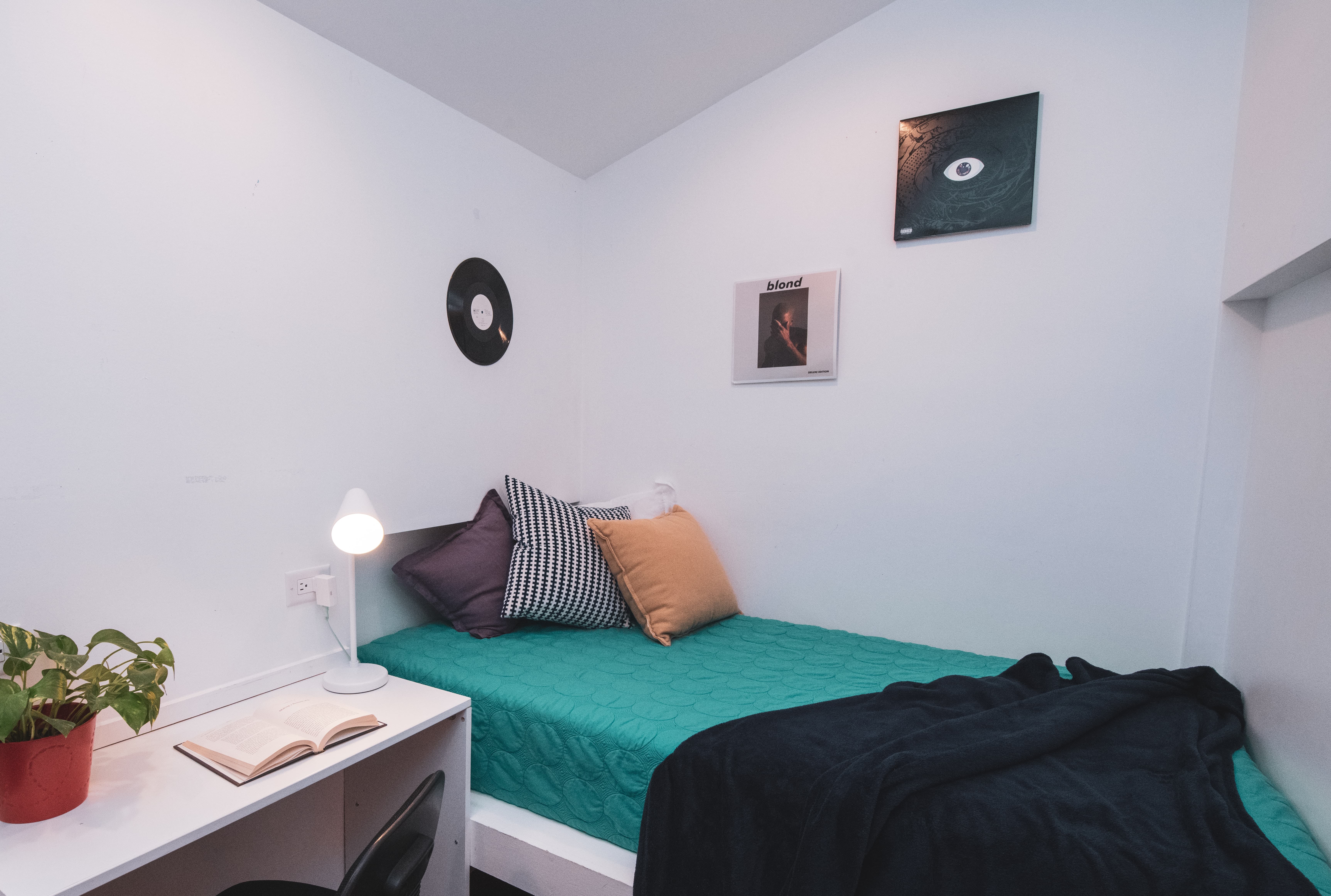 Francis Bedroom - Trendy Style Residence w/ Coworking + Outdoor Area Apartment - Gallery - 18