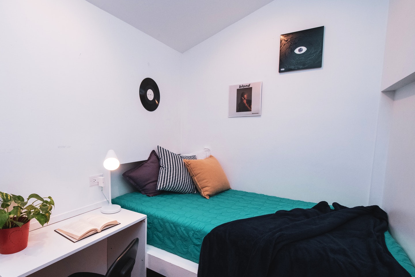 Francis Bedroom - Trendy Style Residence w/ Coworking + Outdoor Area Apartment - Gallery - 22
