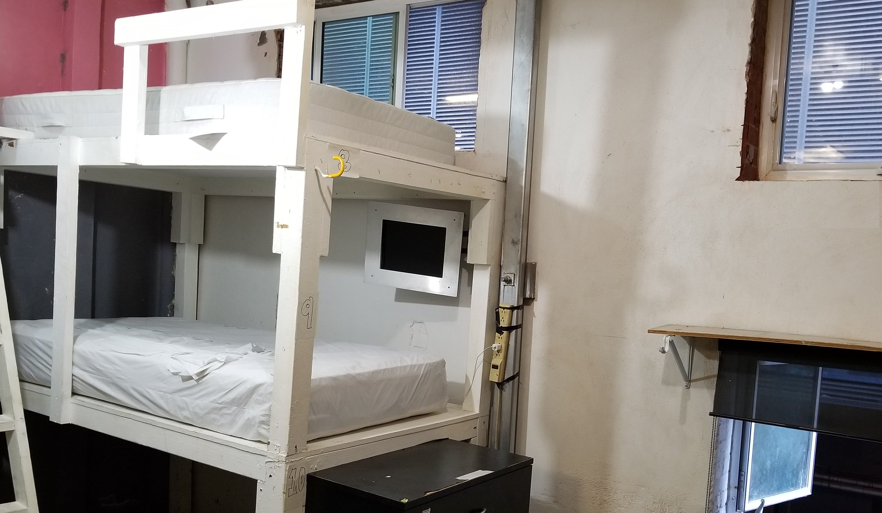  Bed In A 10-Bed Mixed Gender Room  -  Downtown Residence  - Gallery -  50