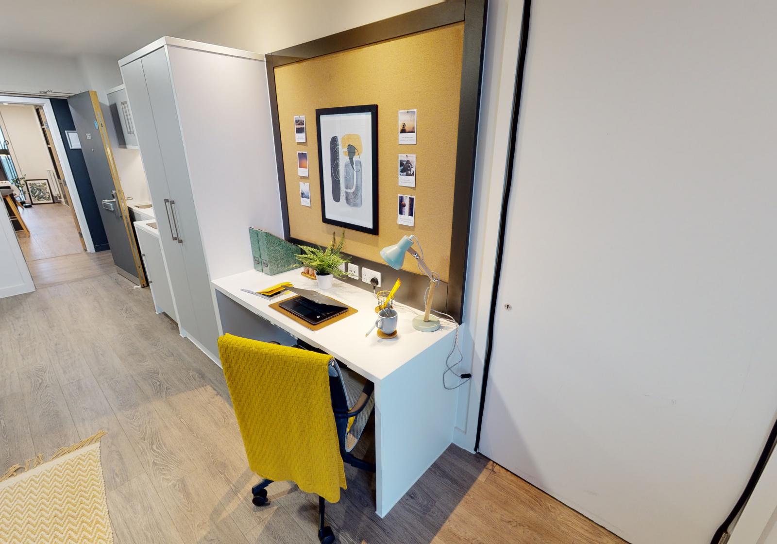  Gold Studio Plus  -  iQ Shoreditch  - Gallery -  3