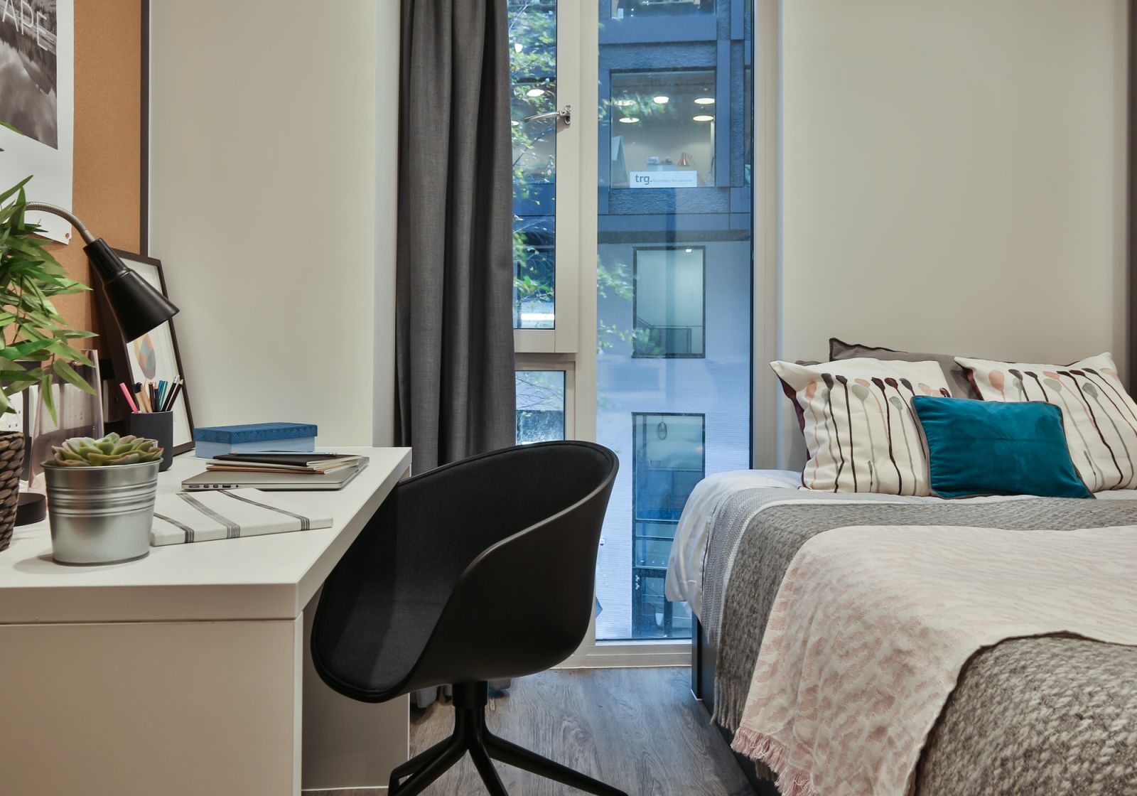  2 Bed Apartment Plus  -  iQ Shoreditch  - Gallery -  9