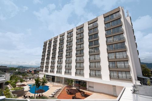 Modern Luxury Complex w/ Gym + Bar + Pool + Workspaces
