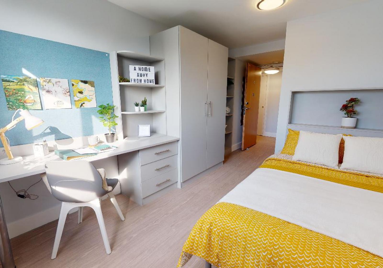  Silver En-Suite Plus  -  iQ Hoxton  - Gallery -  1