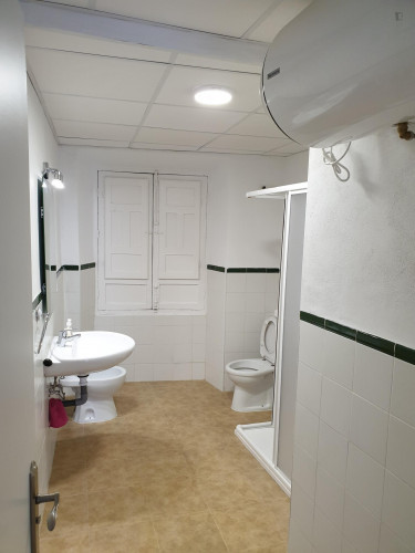 Welcoming double bedroom in a student flat, in the heart of Granada - Gallery - 9