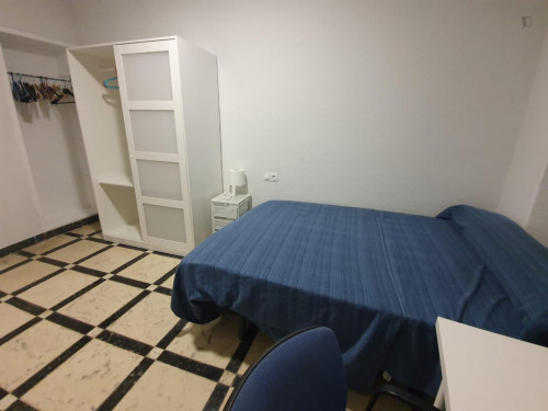 Welcoming double bedroom in a student flat, in the heart of Granada
