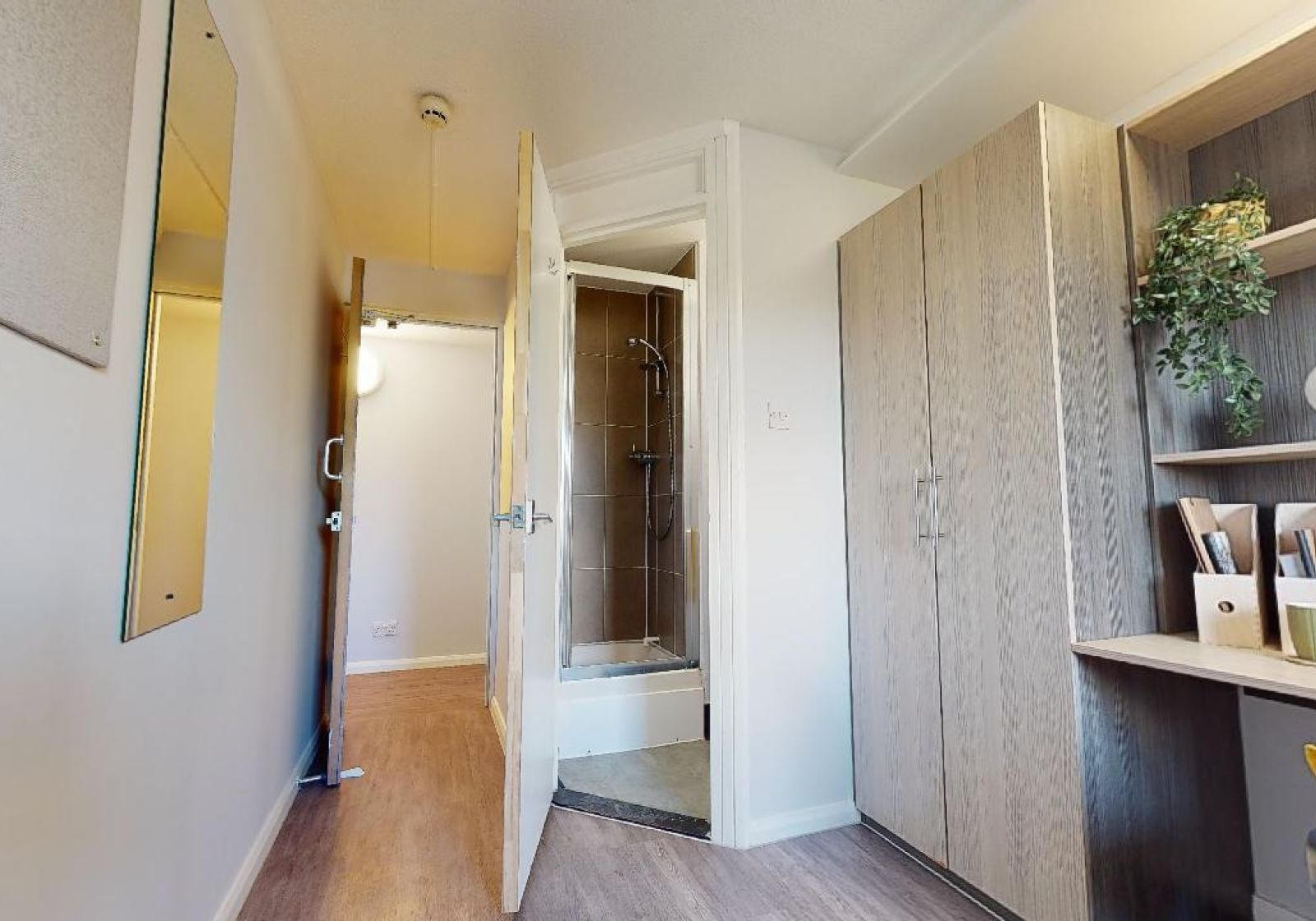 Silver En-Suite - iQ Lambert & Fairfield House - Gallery - 4
