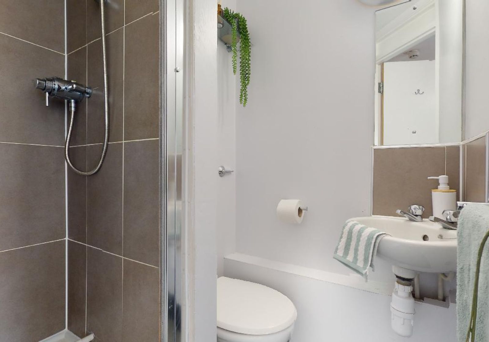 Silver En-Suite - iQ Lambert & Fairfield House - Gallery - 5