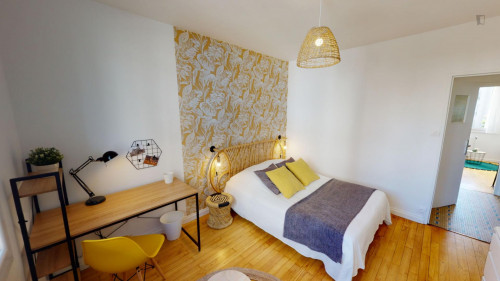 Dashing double bedroom in La Guillotière