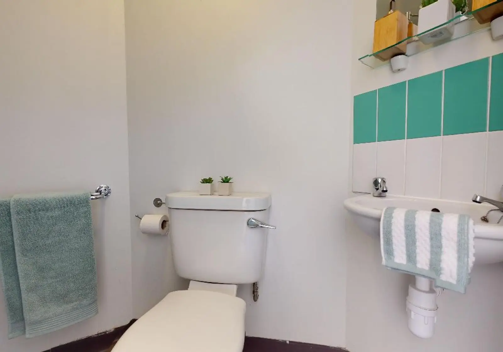 Copper En-Suite Premium - iQ Pavilions - Gallery - 3