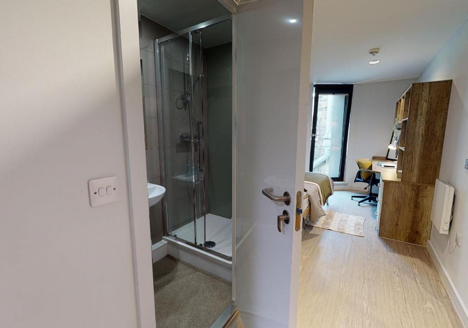 Bronze En-Suite - iQ Elgin Place - Gallery - 3