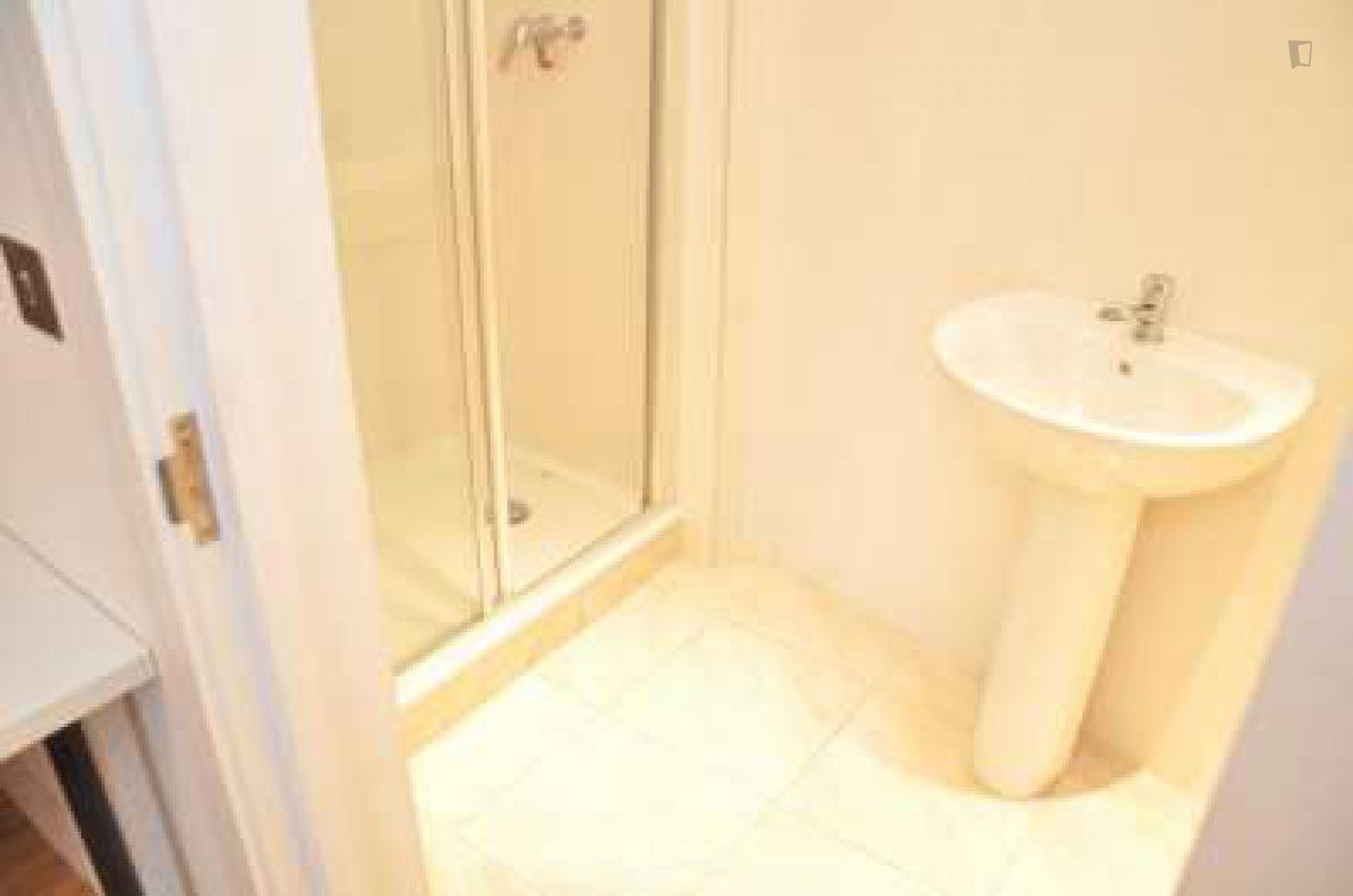 Cosy twin ensuite bedroom in a 3-bedroom flat in the Limehouse area