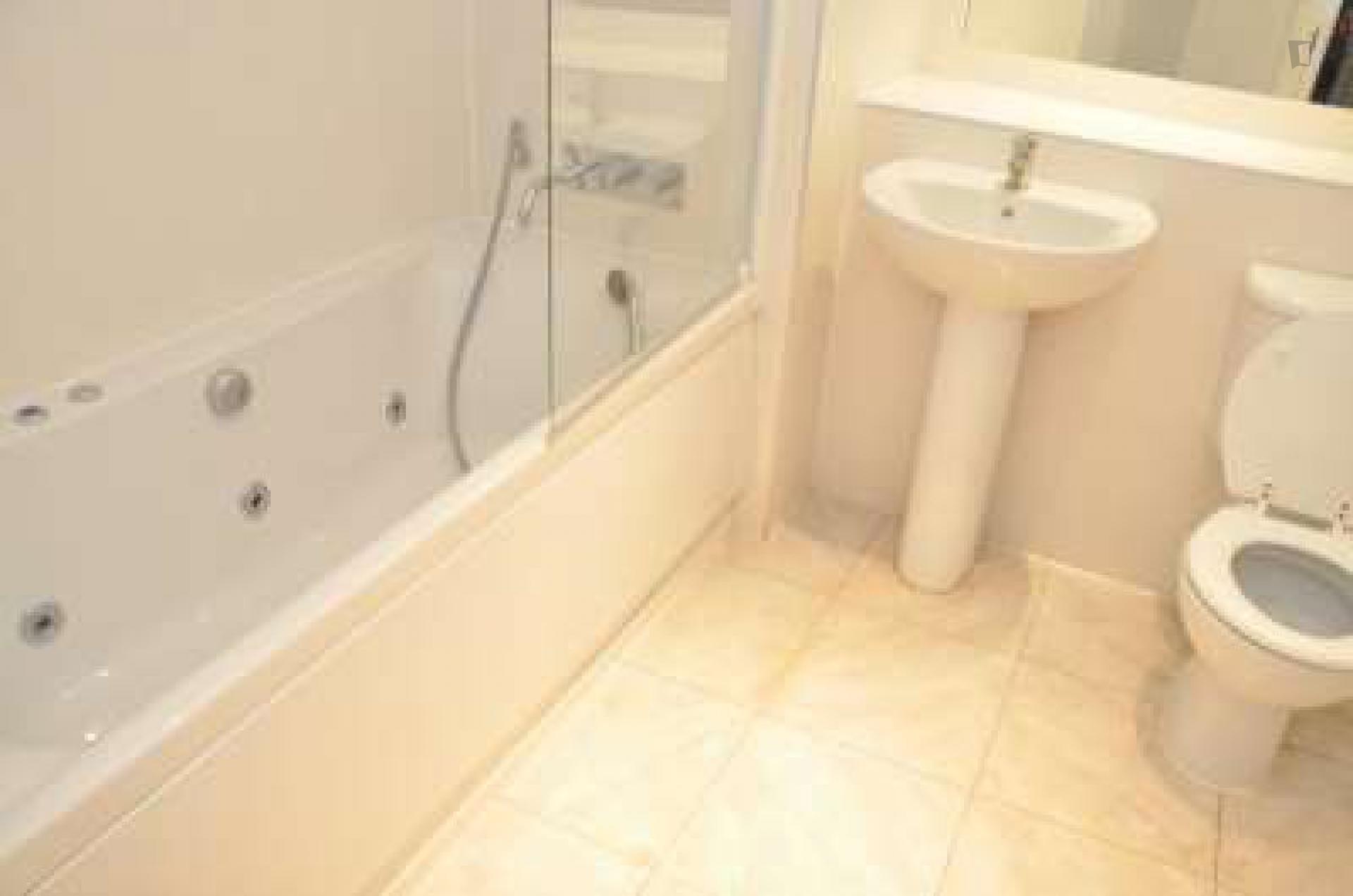 Cosy twin ensuite bedroom in a 3-bedroom flat in the Limehouse area