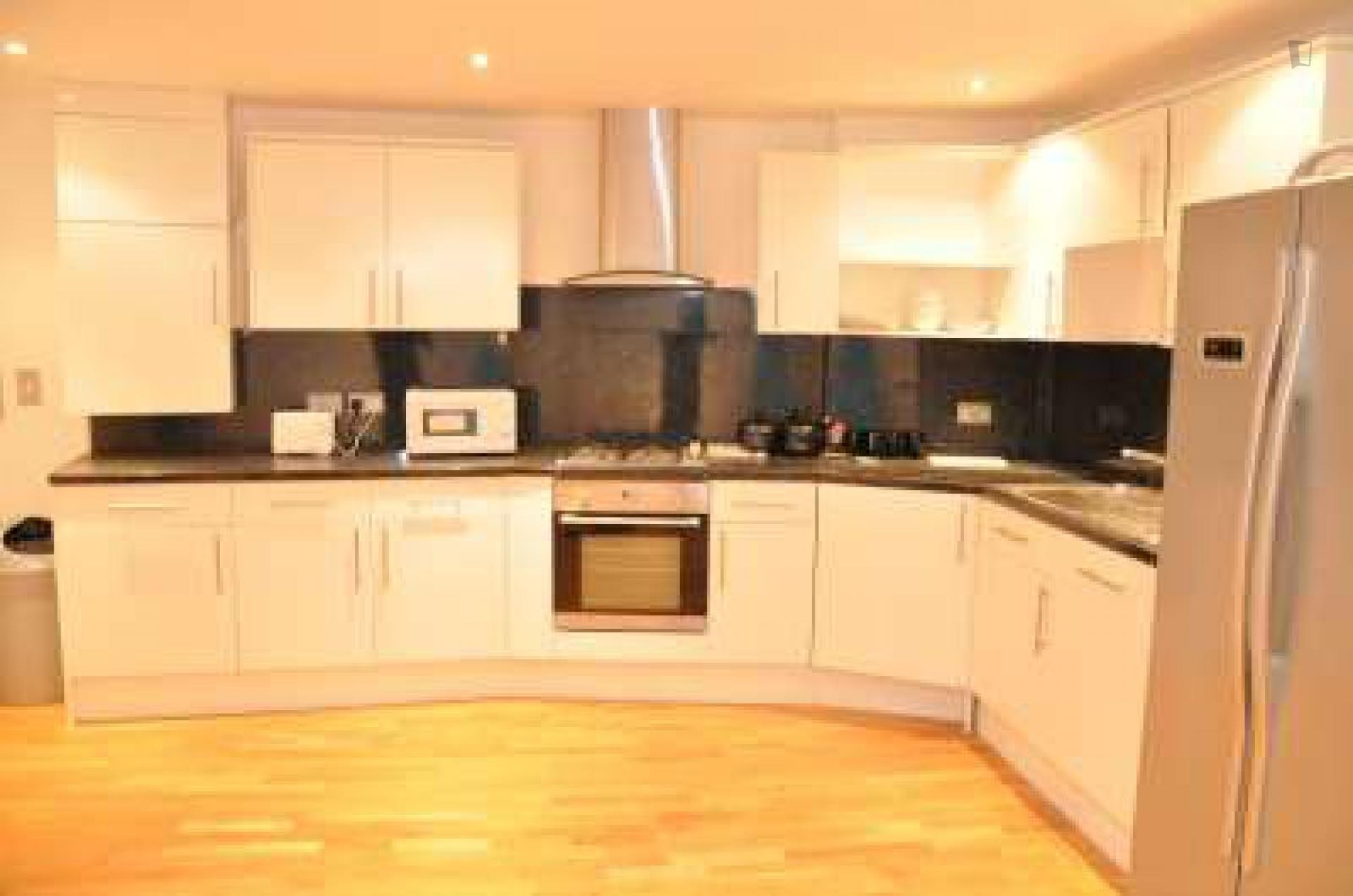 Cosy twin ensuite bedroom in a 3-bedroom flat in the Limehouse area