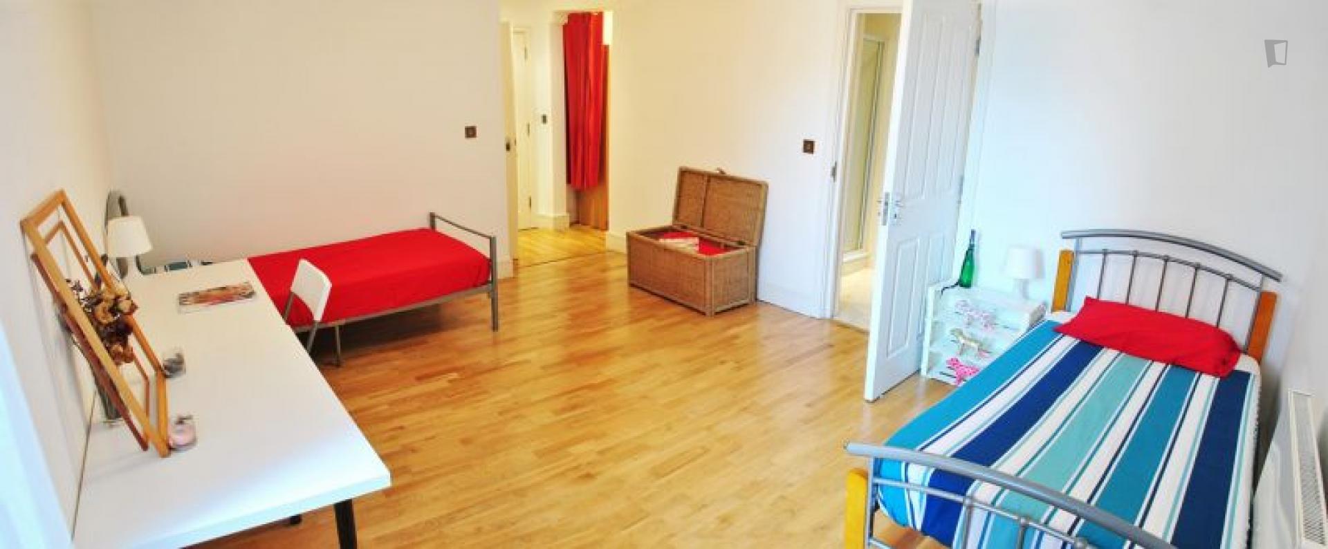 Cosy twin ensuite bedroom in a 3-bedroom flat in the Limehouse area