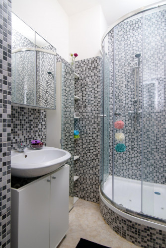 Colourful double bedroom in Karlín - Gallery - 5