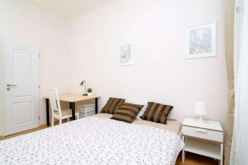 Snug double bedroom in the Karlín district - Gallery - 2