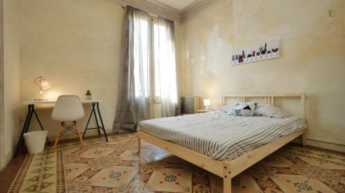 Double bedroom, with balcony, in 5-bedroom apartment