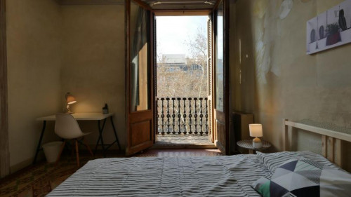 Double bedroom, with balcony, in 5-bedroom apartment