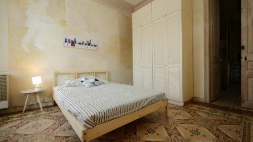 Double bedroom, with balcony, in 5-bedroom apartment