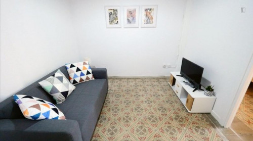 Double bedroom, with balcony, in 5-bedroom apartment