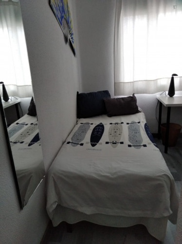 Single bedroom in 4-bedroom apartment