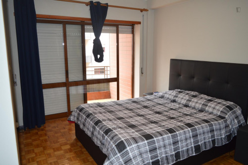 Double bedroom in a 4-bedroom apartment in Braga
