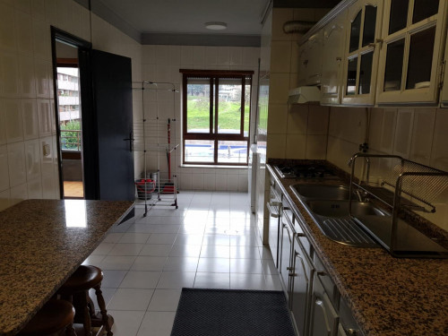 Double bedroom in a 4-bedroom apartment in Braga