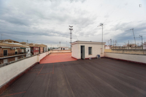 Single bedroom in a 3-bedroom apartment near Facultad de Ciencias Económicas y Empresariales