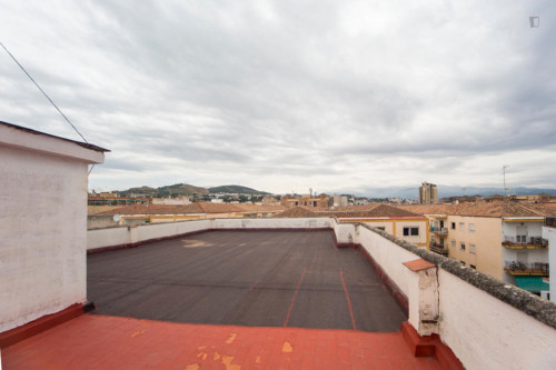 Single bedroom in a 3-bedroom apartment near Facultad de Ciencias Económicas y Empresariales