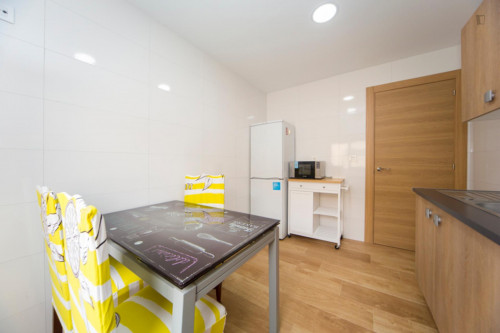 Double bedroom in a 3-bedroom apartment near Facultad de Ciencias Económicas y Empresariales