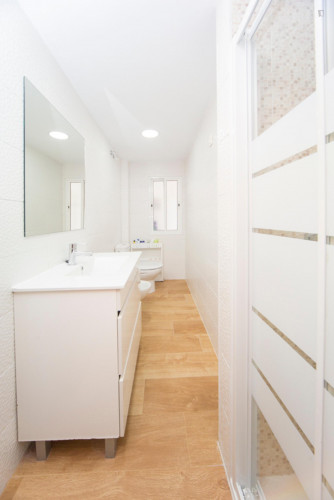 Double bedroom in a 3-bedroom apartment near Facultad de Ciencias Económicas y Empresariales