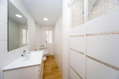 Double bedroom in a 3-bedroom apartment near Facultad de Ciencias Económicas y Empresariales  - Gallery -  5