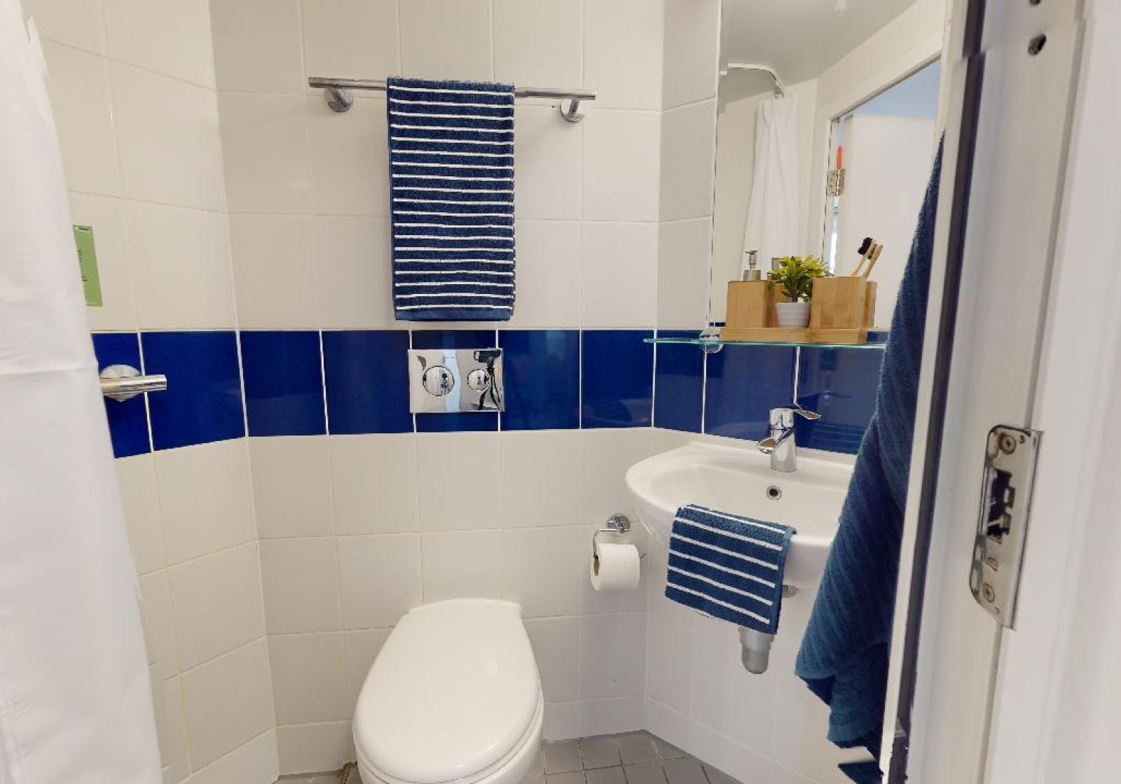 Silver En-Suite Plus - iQ Tufnell House - Gallery - 5