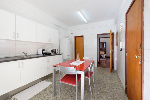 Comfy double bedroom in central Coimbra - Gallery - 7