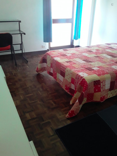 Comfy double bedroom in central Coimbra
