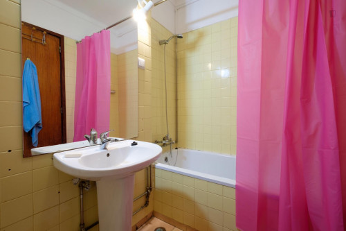 Nice single bedroom in central Coimbra in a 6 bedroom apartment - Gallery - 16