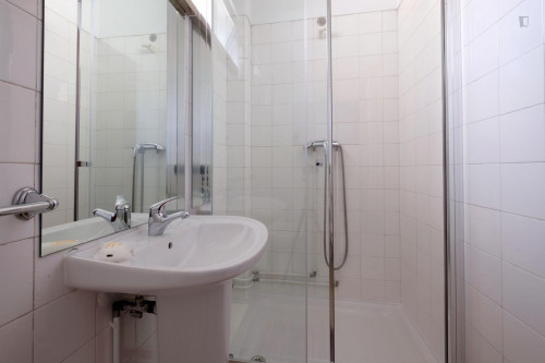 Nice single bedroom in central Coimbra in a 6 bedroom apartment - Gallery - 15