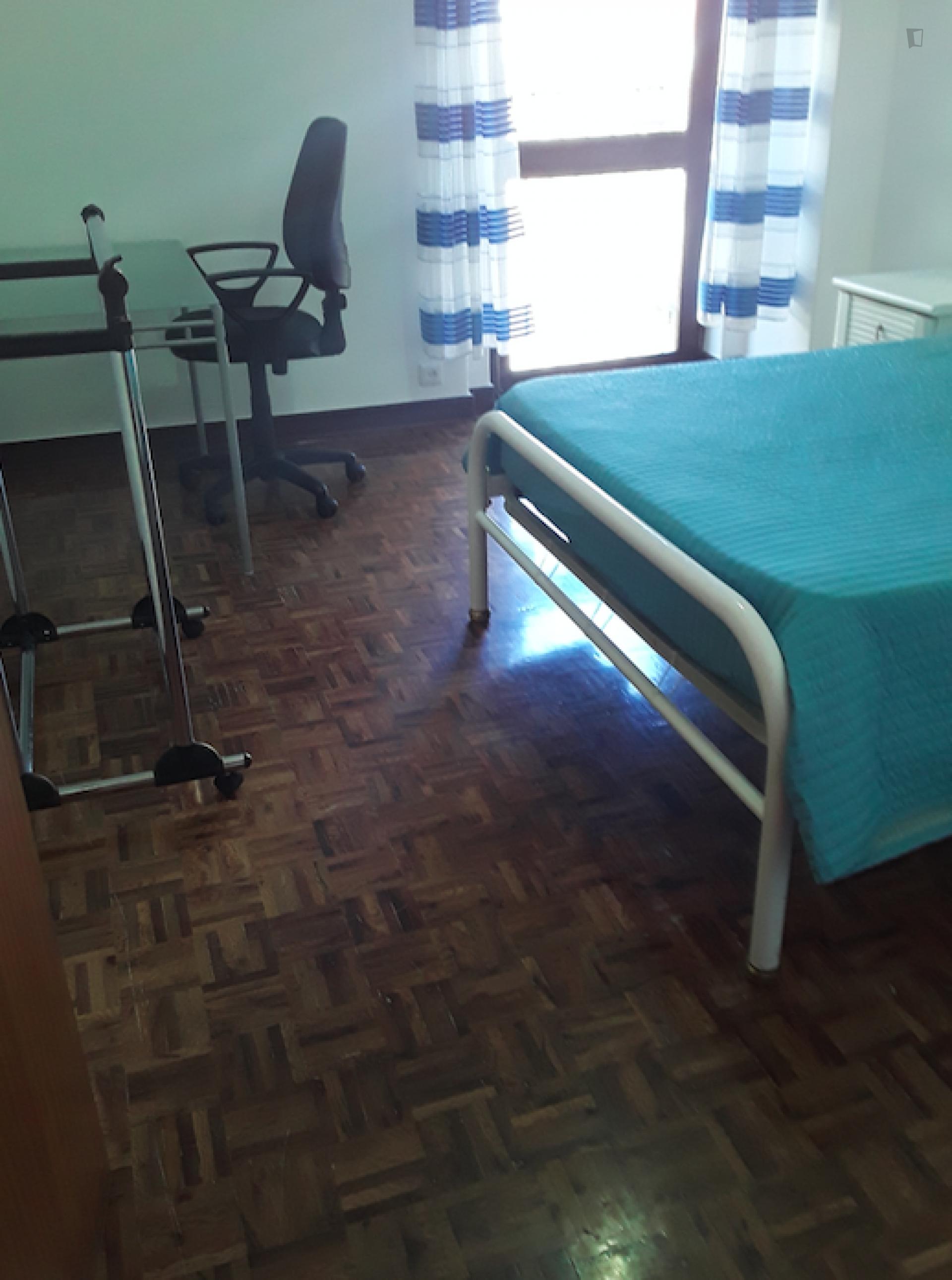 Nice Single Bedroom In Central Coimbra In A 6 Bedroom Apartment - 2