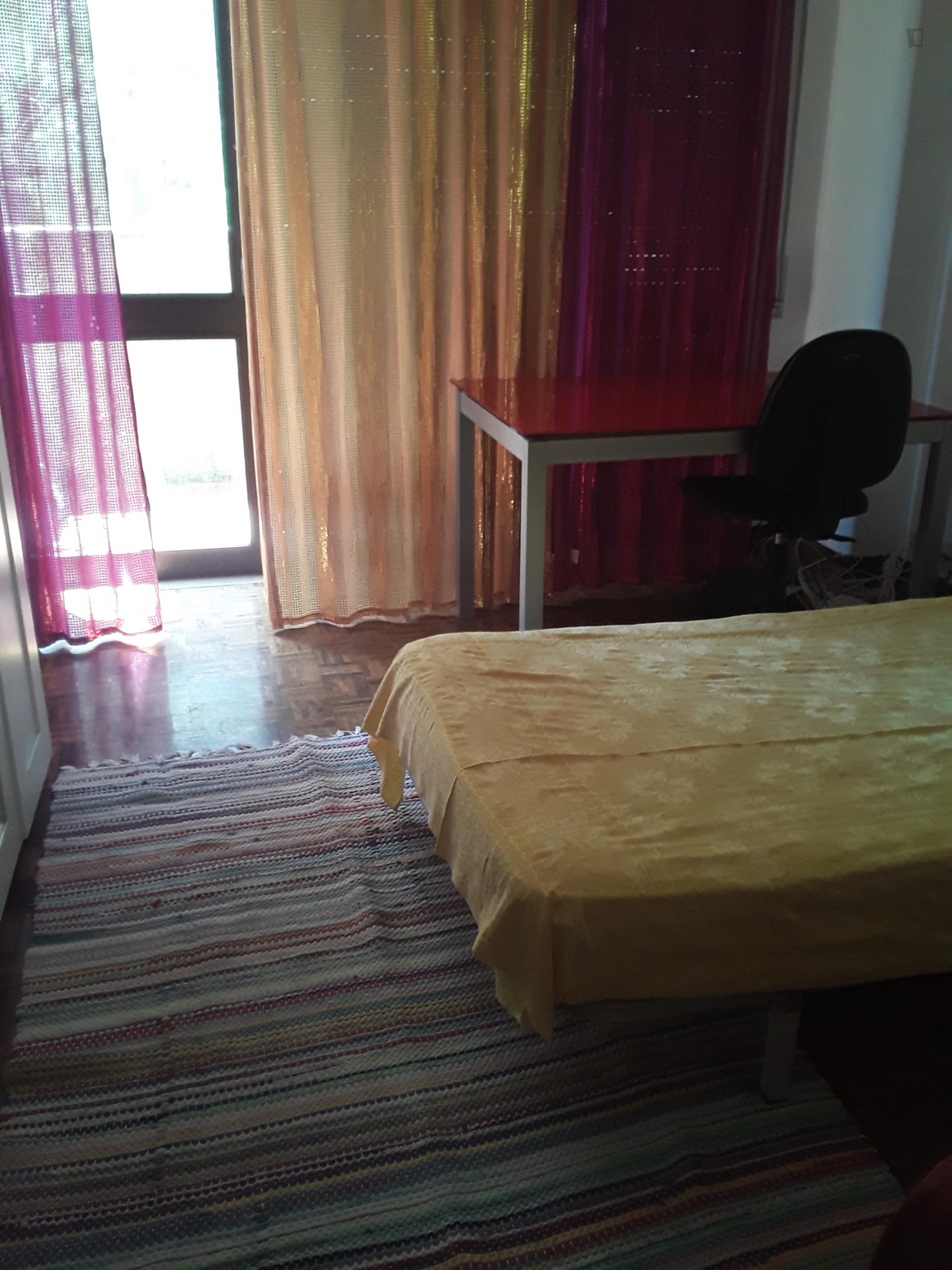 Nice Single Bedroom In Central Coimbra In A 6 Bedroom Apartment - 1