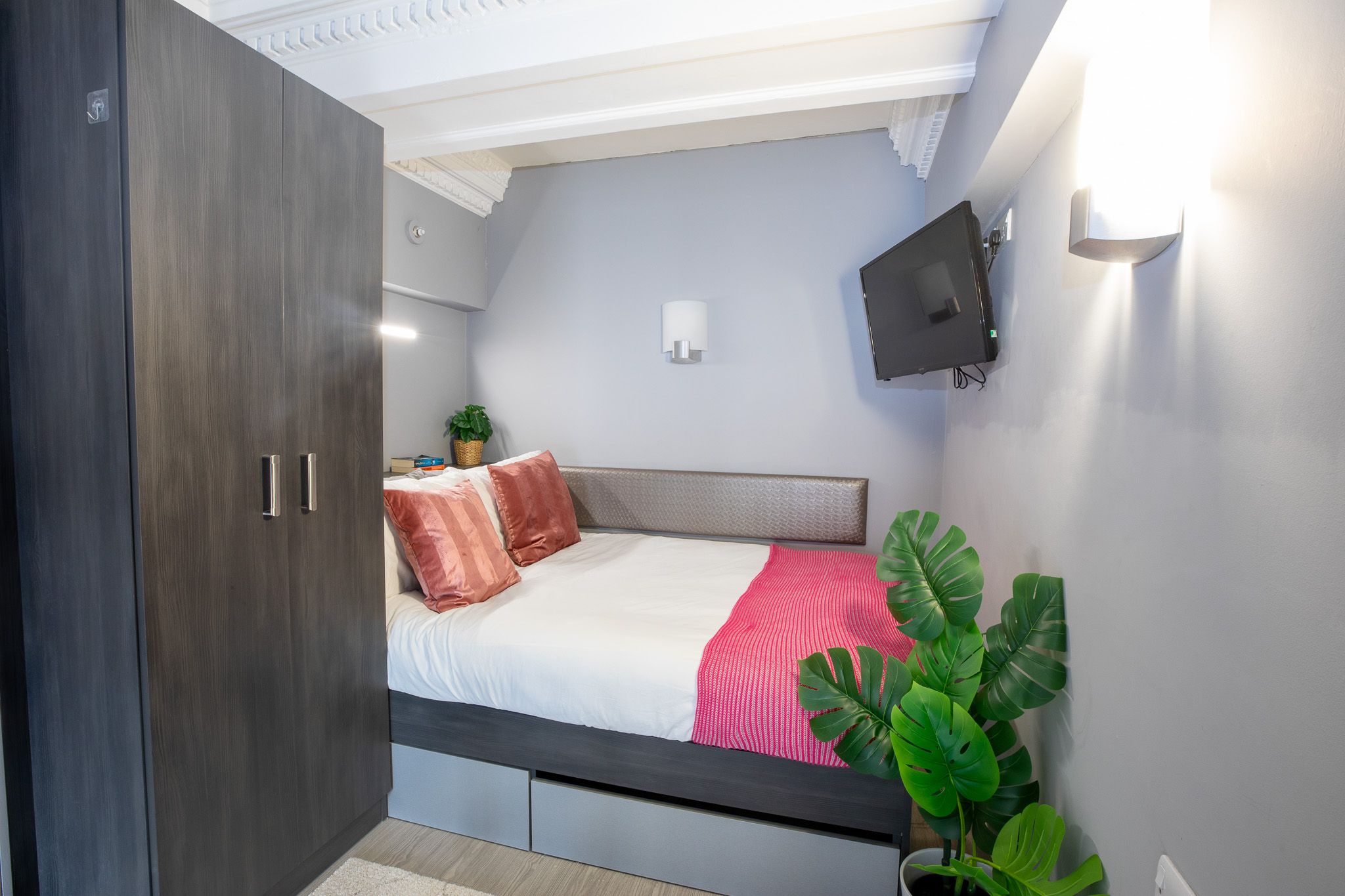  Bronze Mezzanine Apartment  -  Collegiate Plummer House  - Gallery -  1