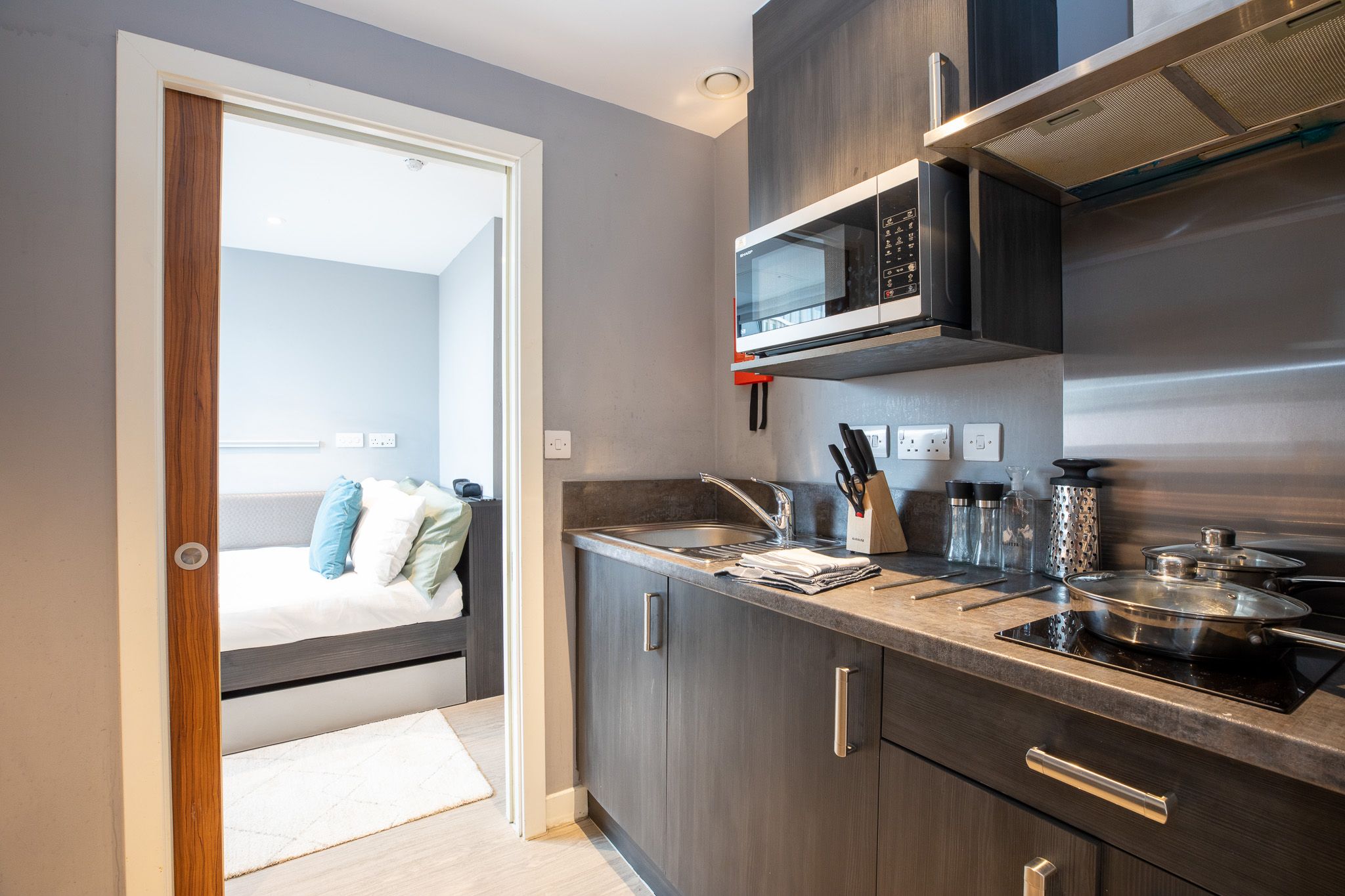  Deluxe 2-Bed Apartment  -  Collegiate Plummer House  - Gallery -  8
