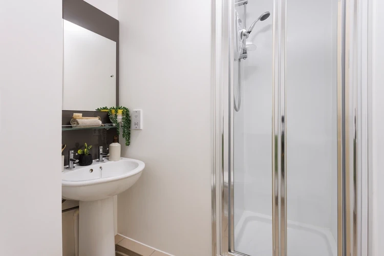 Double Wheelchair Accessible En-Suite - Quay Point - Gallery - 3